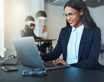 Profissional pesquisando licitações no PNCP em um laptop